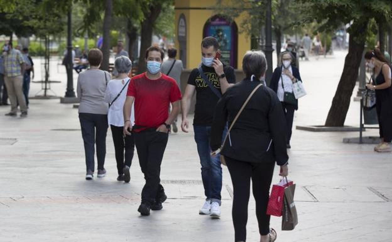 Gente caminando por las calles de Granada.