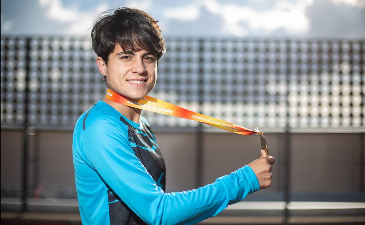 María Pérez sostiene su última medalla recientemente en el CAR de Sierra Nevada. 