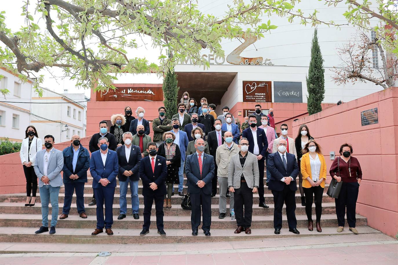 Autoridades a las puertas del museo Zabaleta-Miguel Hérnandez.
