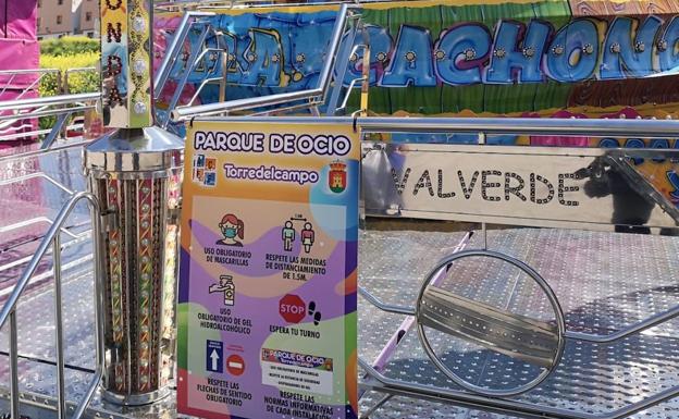 Panel con indicaciones a la entrada de una atracción. 