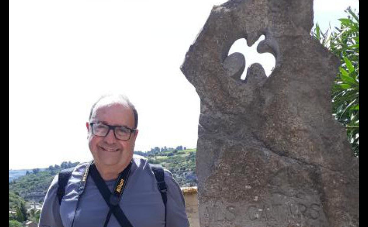 El escritor, junto a un monolito en recuerdo a la cultura cátara.