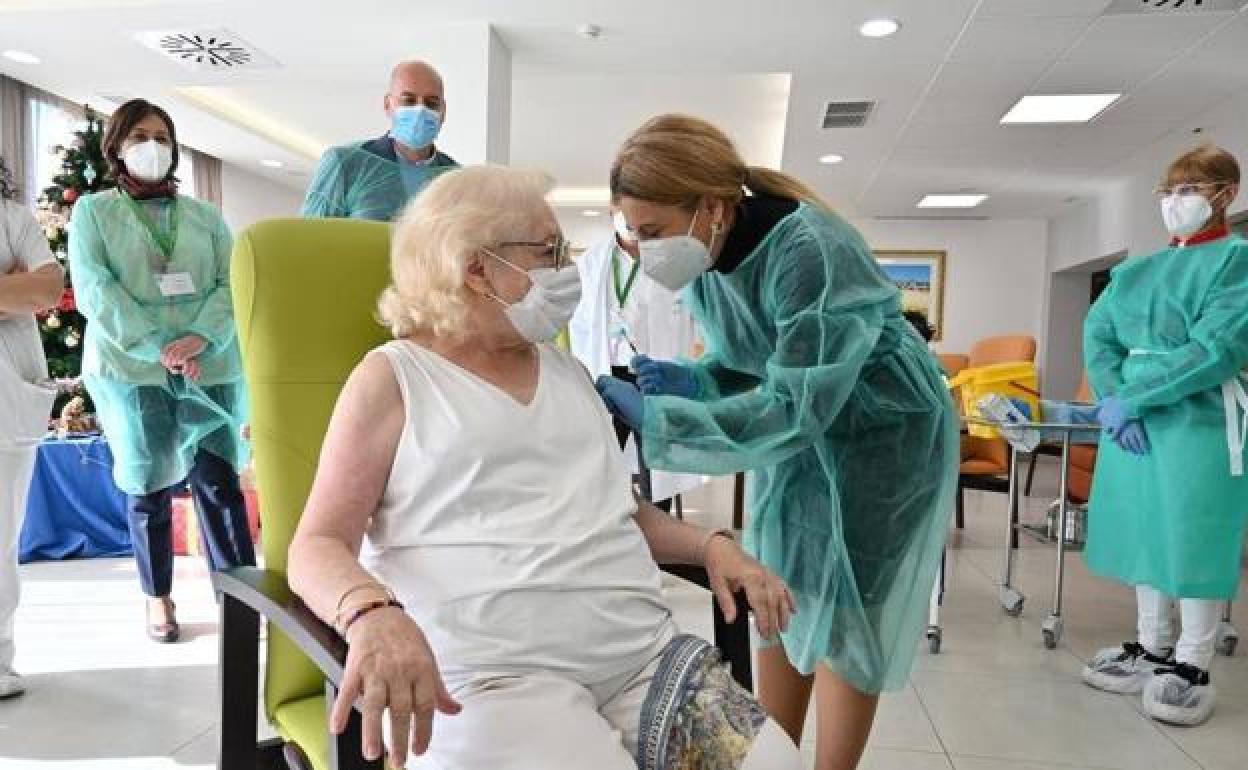 Vacunas en Andalucía | Los mayores de 65 y a pacientes de alto riesgo empezarán a partir del 15 de abril