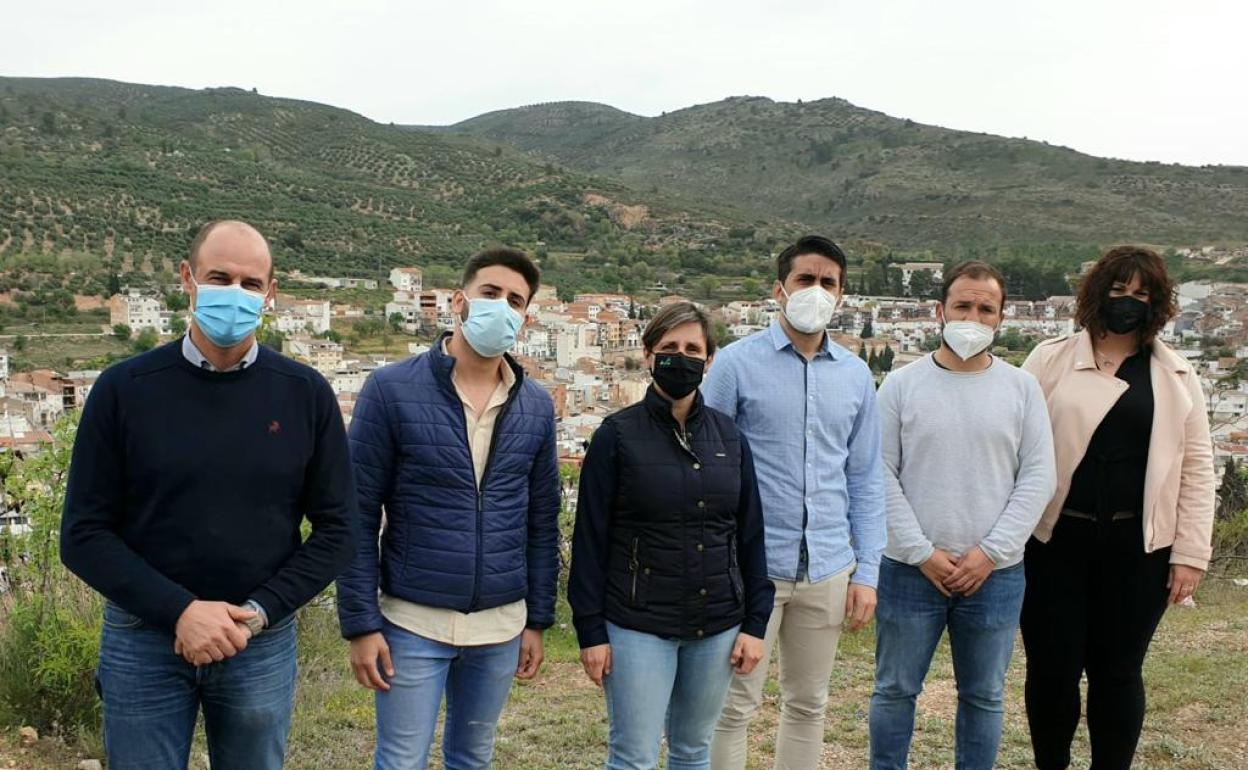 La delegada, en el centro, visitó la localidad.