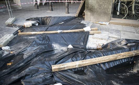 La zanja en la esquina de San Antón de la que emanan los malos olores, cubierta por plásticos.