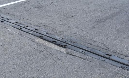 Junta de dilatación de una carretera.