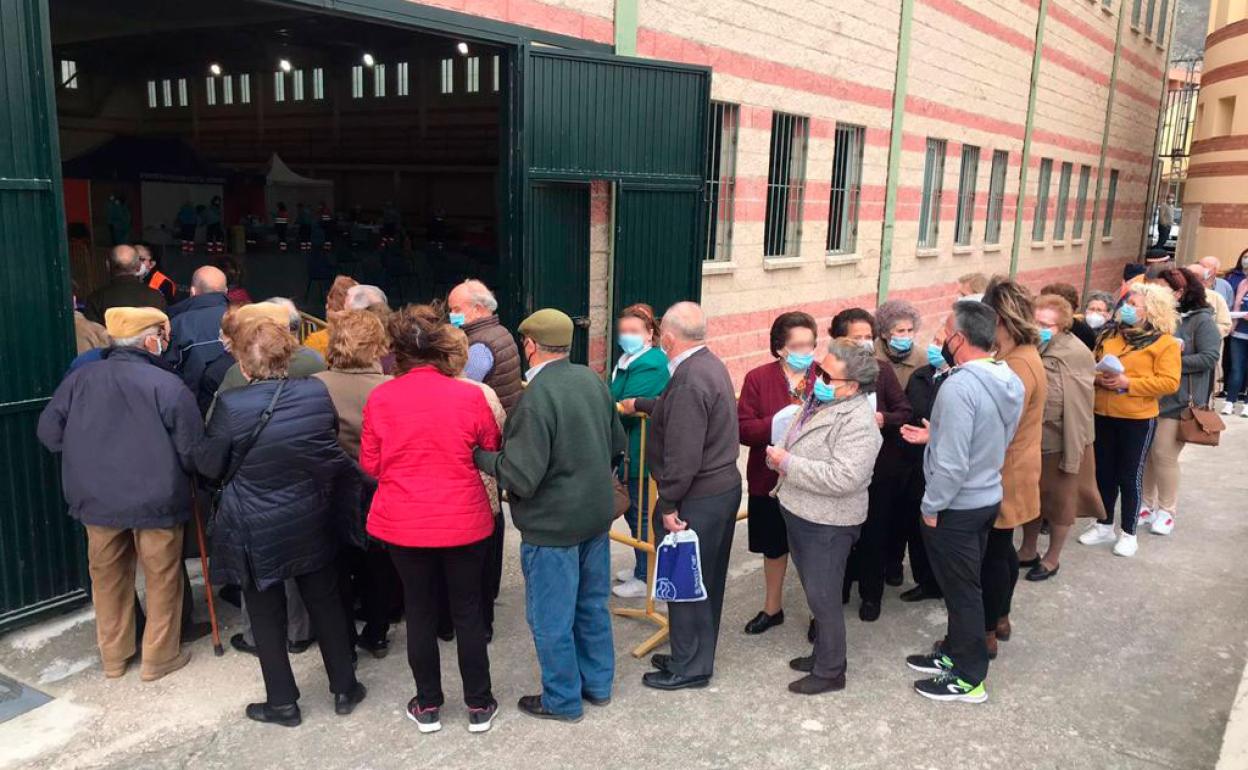 Personas mayores a la espera de ser vacunados sin medidas de distancia en Jódar. 