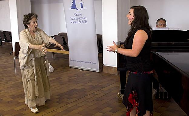 La soprano Teresa Berganza dirige una clase en 2013.