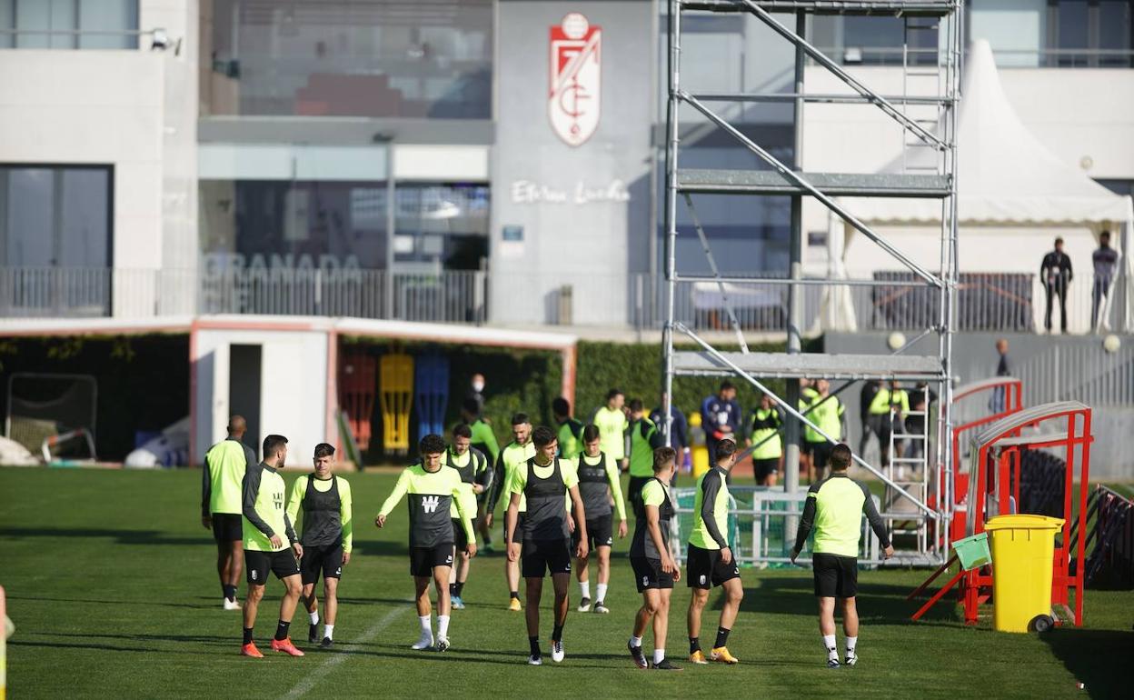 Los futbolistas del Granada saltan a un entrenamiento en la Ciudad Deportiva. 