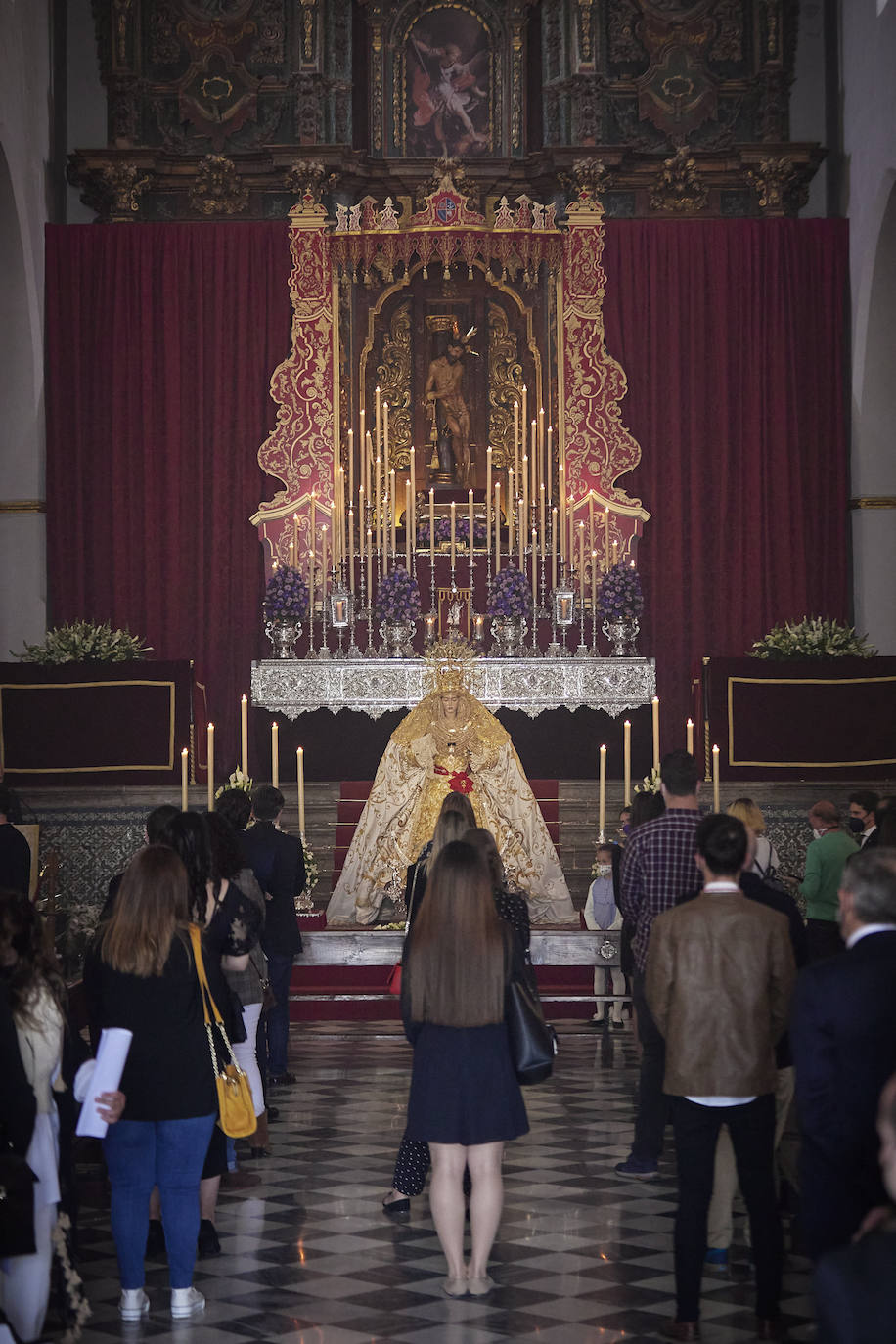 Este Jueves Santo se ha vuelto a repetir el acto solemne de encendido, a las doce de la mañana; en esta ocasión, a cargo del hermano mayor de la cofradía del Silencio