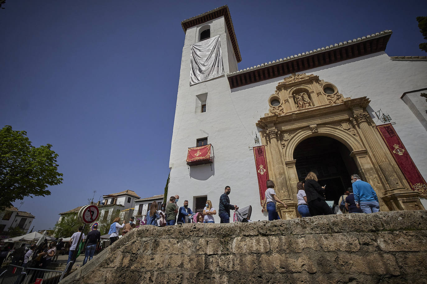 Este Jueves Santo se ha vuelto a repetir el acto solemne de encendido, a las doce de la mañana; en esta ocasión, a cargo del hermano mayor de la cofradía del Silencio