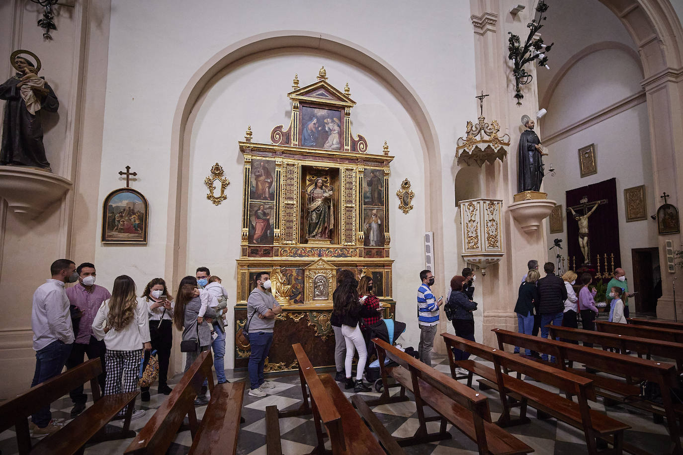 Este Jueves Santo se ha vuelto a repetir el acto solemne de encendido, a las doce de la mañana; en esta ocasión, a cargo del hermano mayor de la cofradía del Silencio