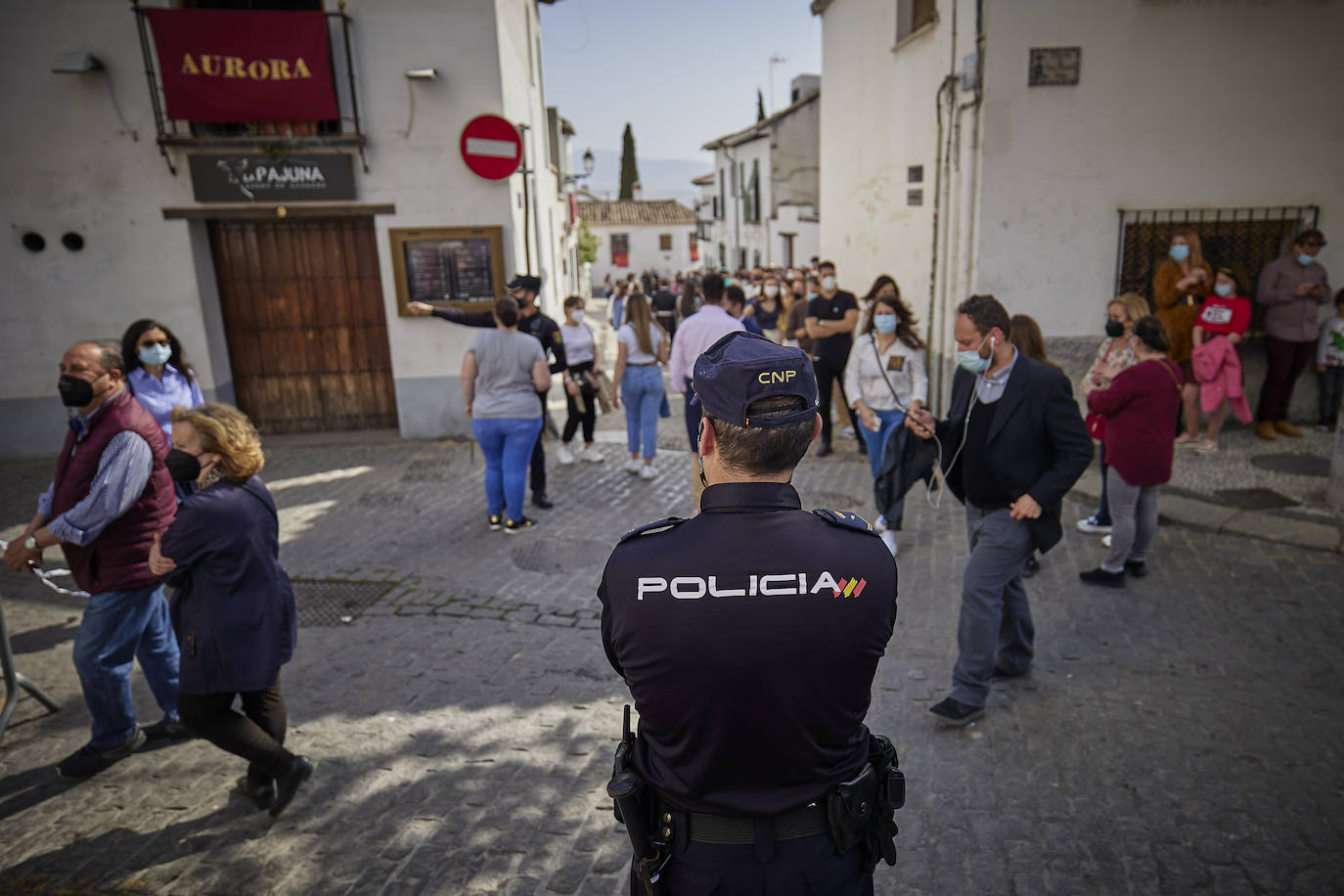 Ciudadanos por las calles de Granada este Jueves Santo.