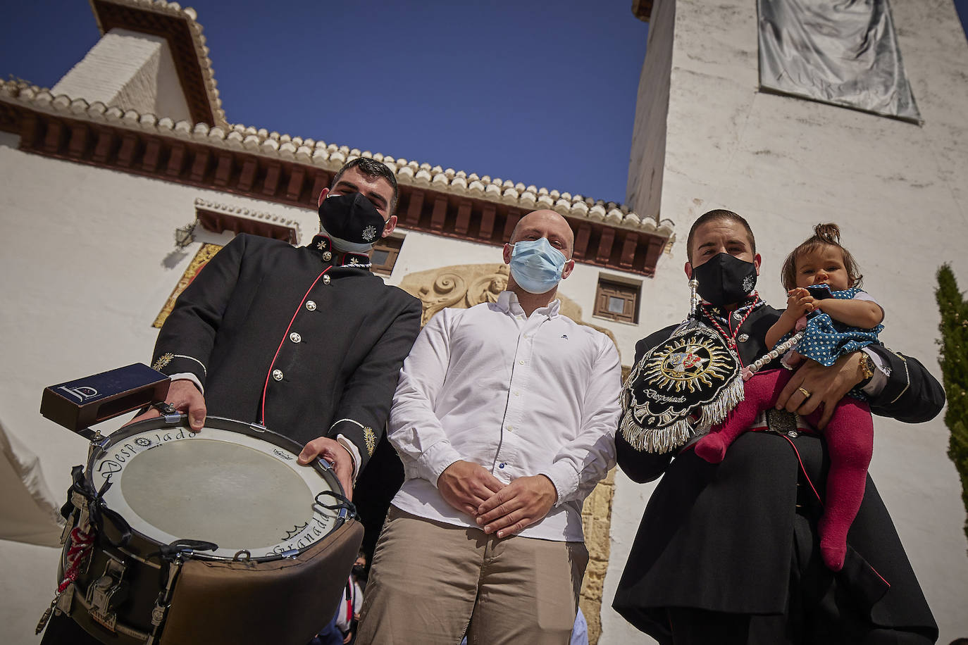 Ciudadanos por las calles de Granada este Jueves Santo.