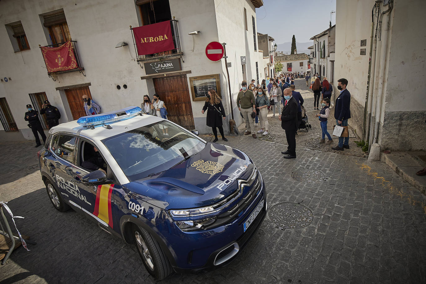 Ciudadanos por las calles de Granada este Jueves Santo.