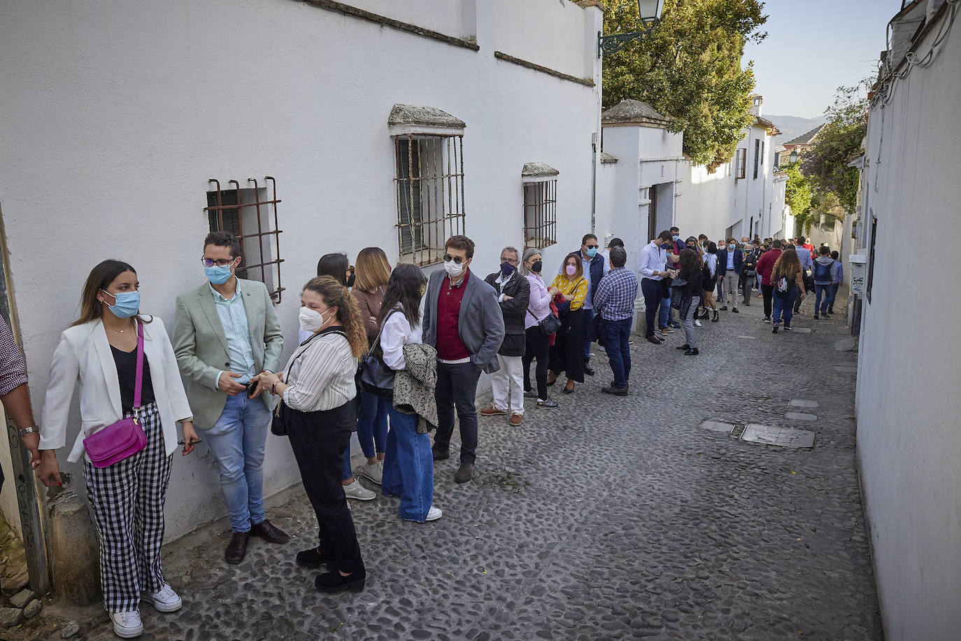 Ciudadanos por las calles de Granada este Jueves Santo.