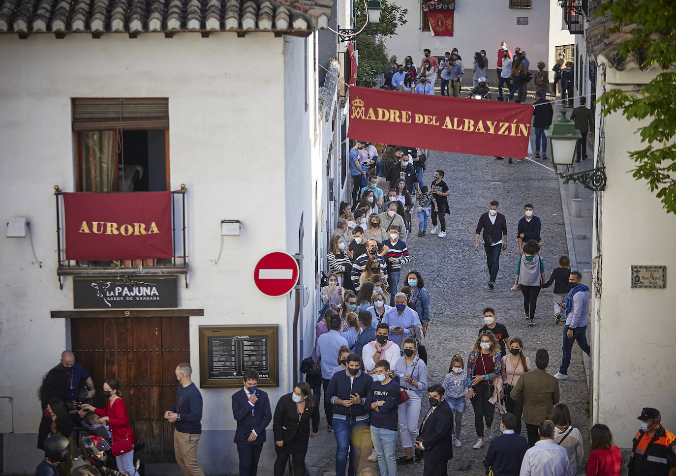 Ciudadanos por las calles de Granada este Jueves Santo.