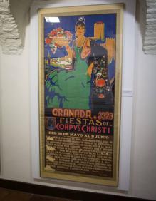 Imagen secundaria 2 - Arriba, Granados y Escoriza observan el cartel de Hermenegildo Lanz. Abajo, otros carteles de la exposición. 