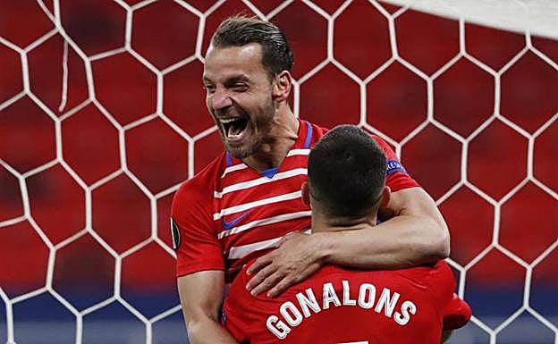 Soldado y Gonalons se abrazan tras el 1-1 en Budapest. 