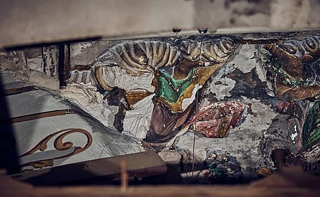 Parte del mediorrelieve con los ángeles y los pies de Cristo.