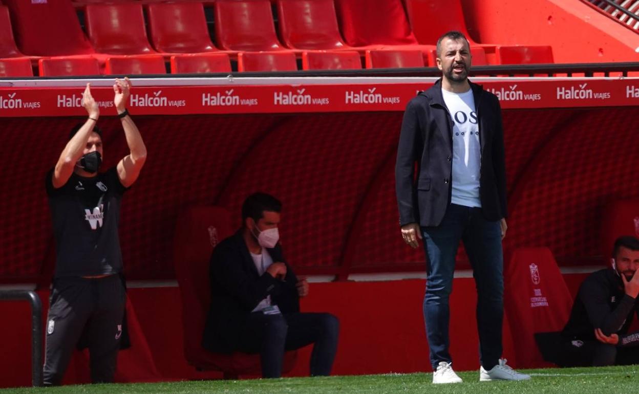 Diego Martínez dirige a sus futbolistas desde la banda de Los Cármenes. 