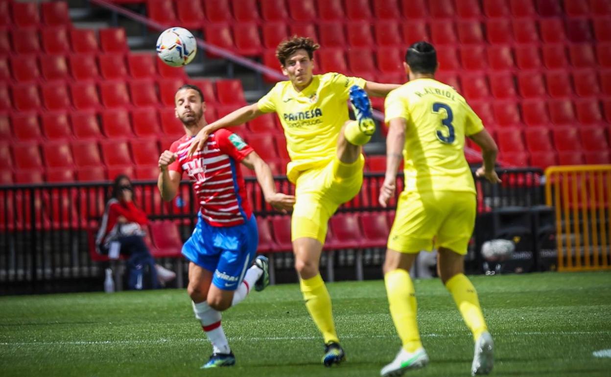 Roberto Soldado pugna por un balón con Pau Torres y Raúl Albiol. 