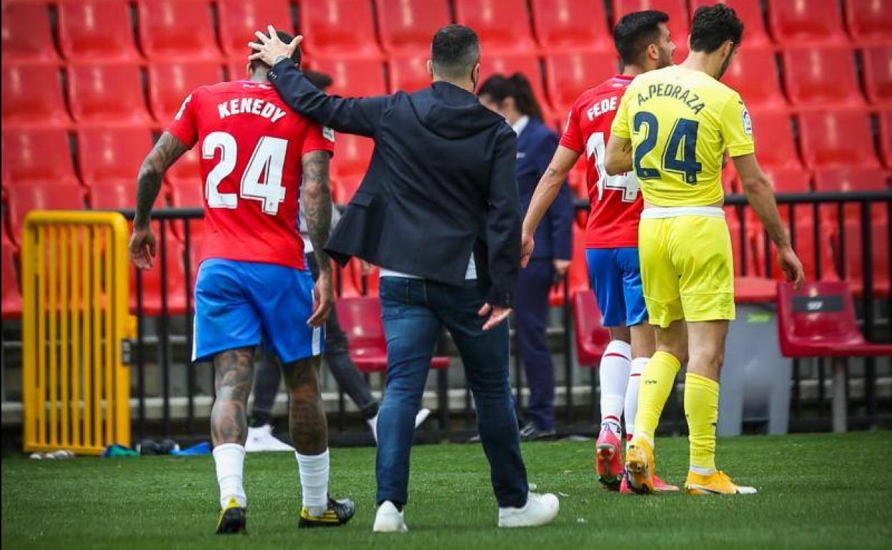 Diego Martínez consuela a Kenedy al final del partido. 