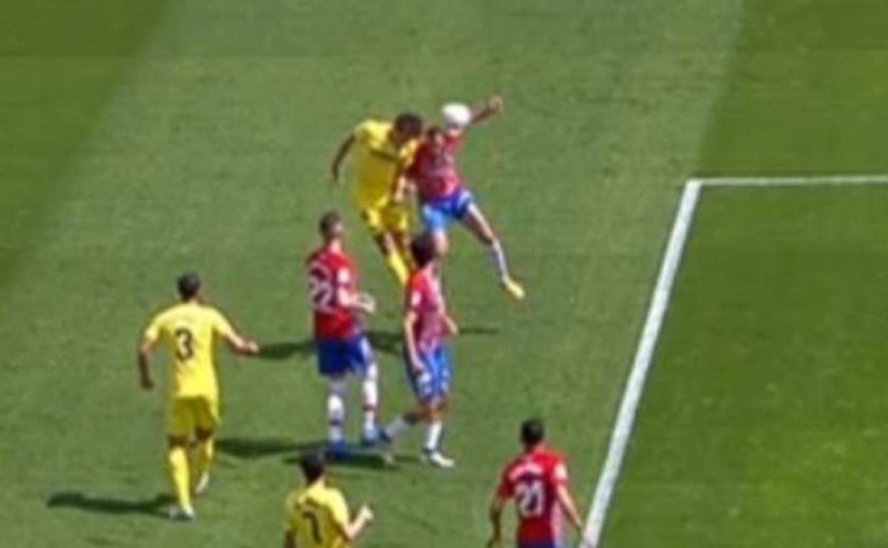 Momento en el que el balón impacta en la mano de Víctor Díaz. 