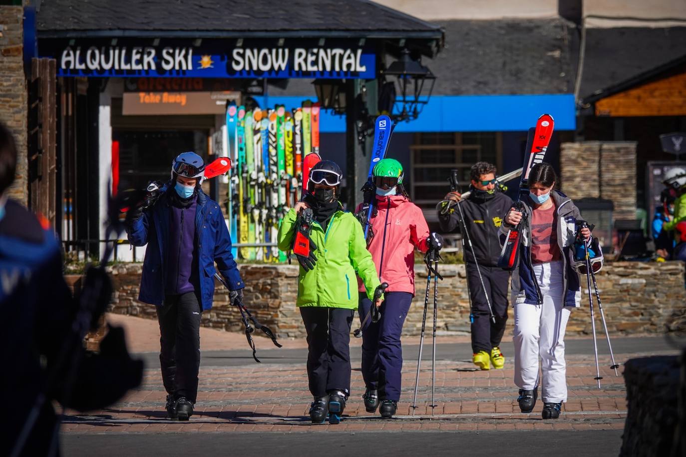 La estación granadina de esquí abre sus puertas con normalidad, con 72 kilómetros de superficie esquiable y cifra el segumiento en menos del 10%