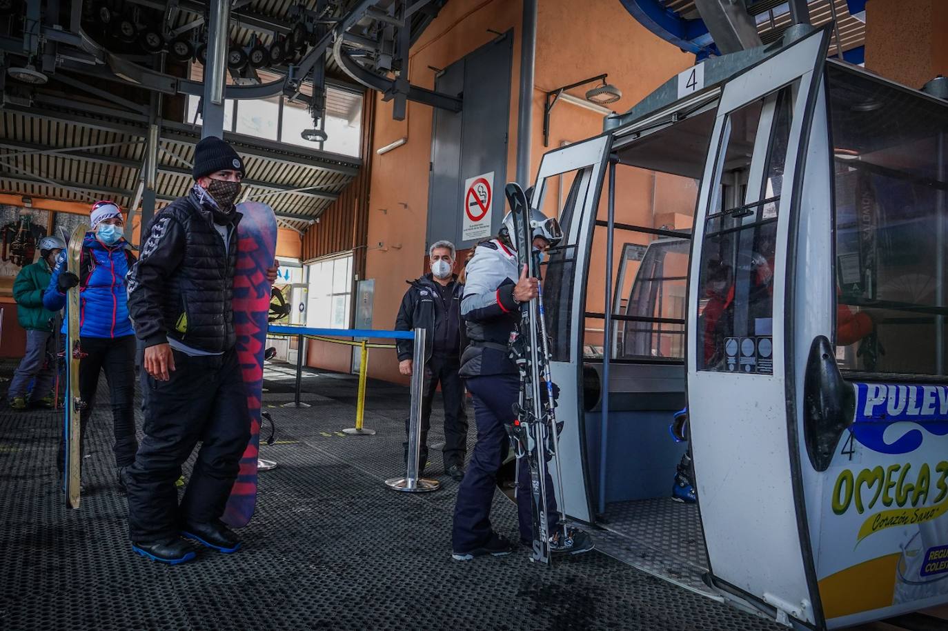 La estación granadina de esquí abre sus puertas con normalidad, con 72 kilómetros de superficie esquiable y cifra el segumiento en menos del 10%