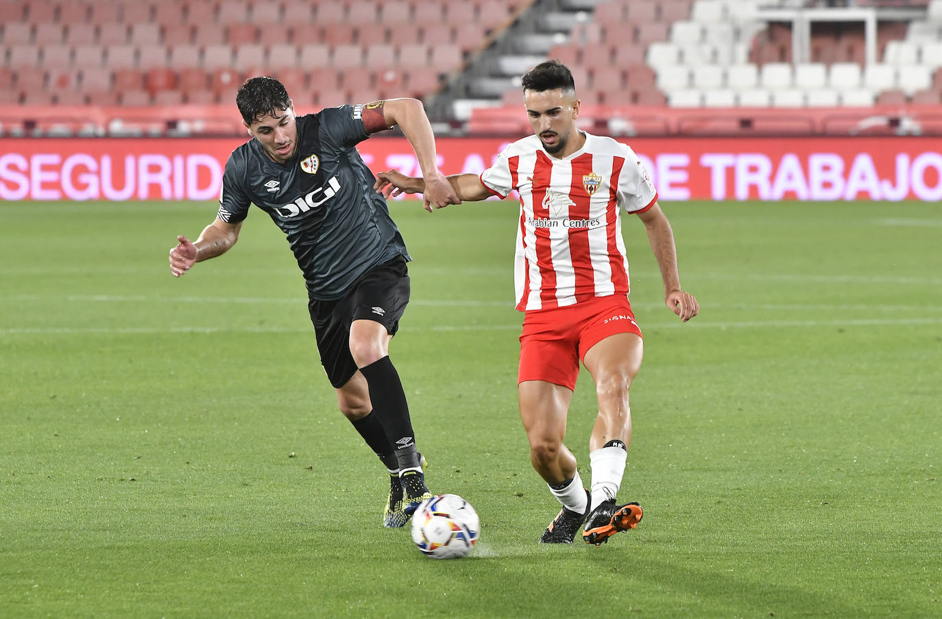 Morlanes, con el balón, acosado por Santi Comesaña. 