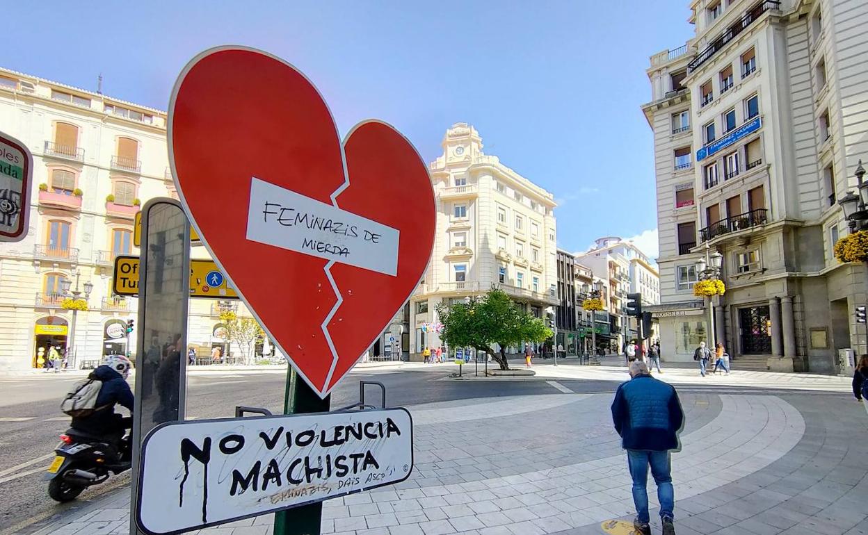 Un cartel contra la violencia de género amanece con pintadas machistas en Granada