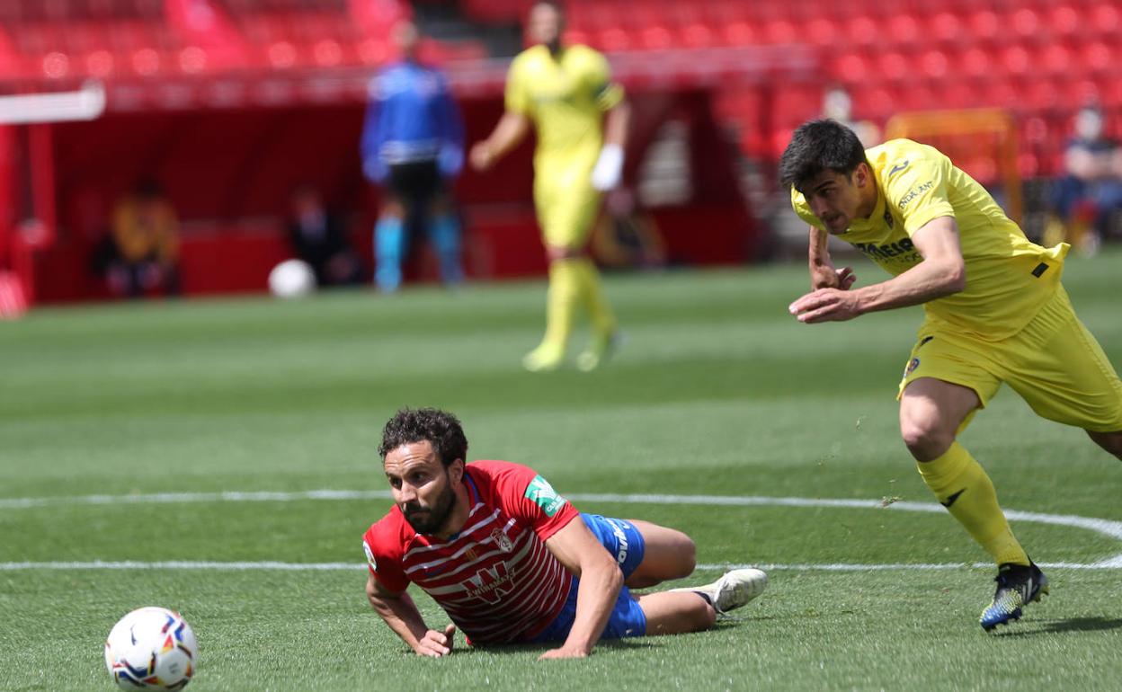 Germán se queda tendido tras el fenomenal regate de Gerard Moreno. 