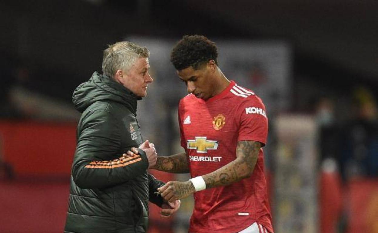 Sosjkaer felicita a Rashford tras sustituirlo. 