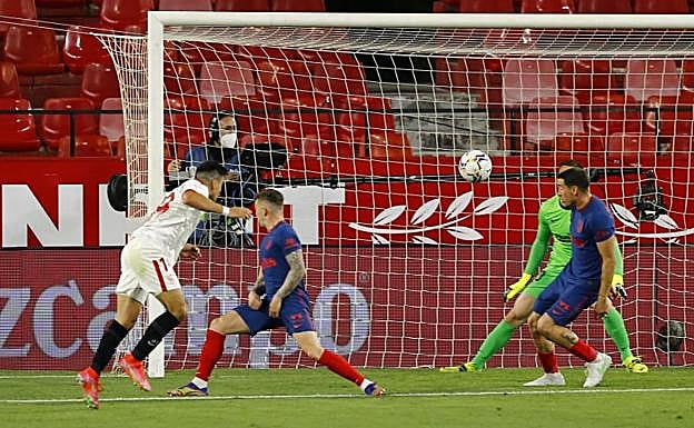 Acuña cabecea en la acción del gol sevillista.