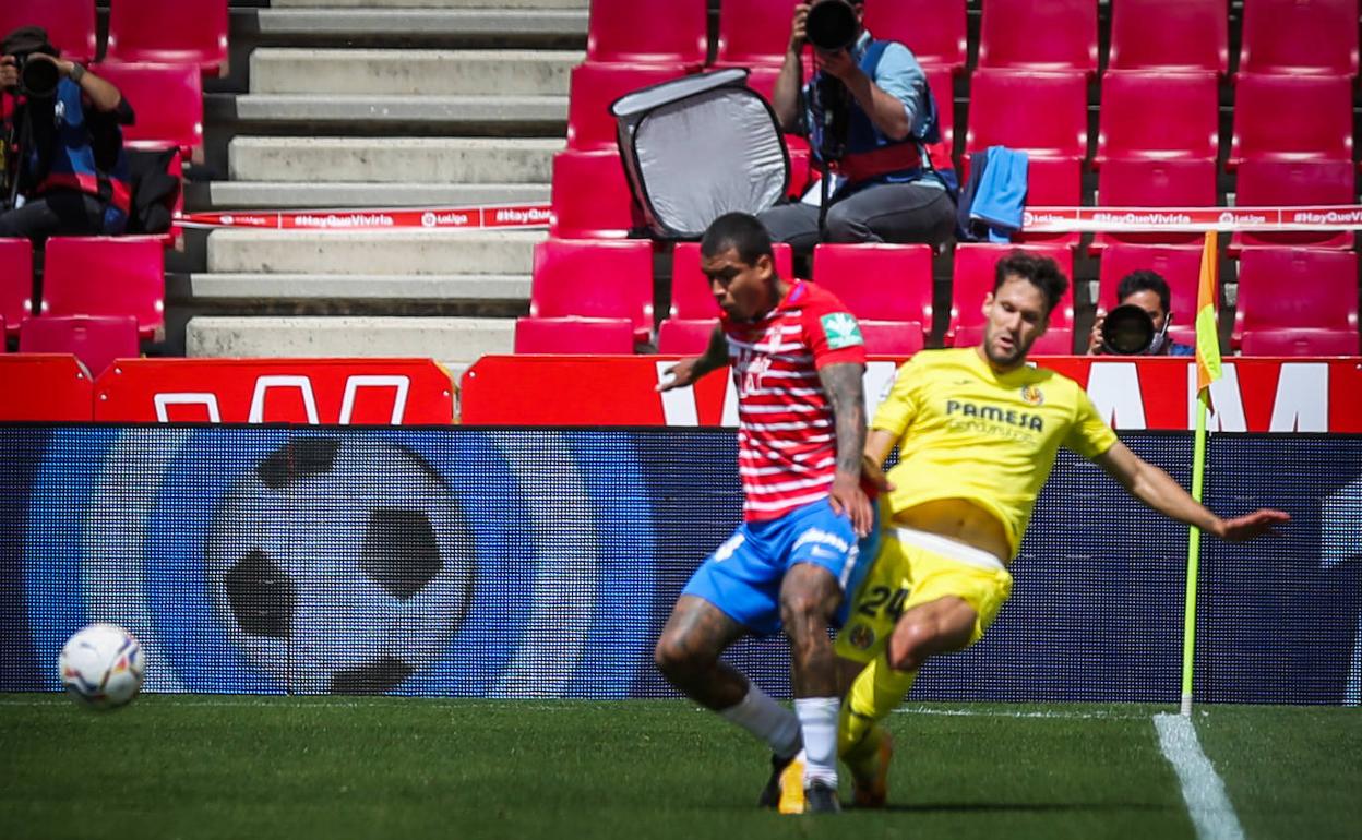 Robert Kenedy sufre una fea entrada por parte de Pedraza durante el partido del sábado. 