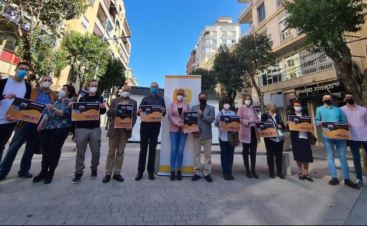 Presentación de Gloria Bendita, en la peatonal Roldán y Marín.. 