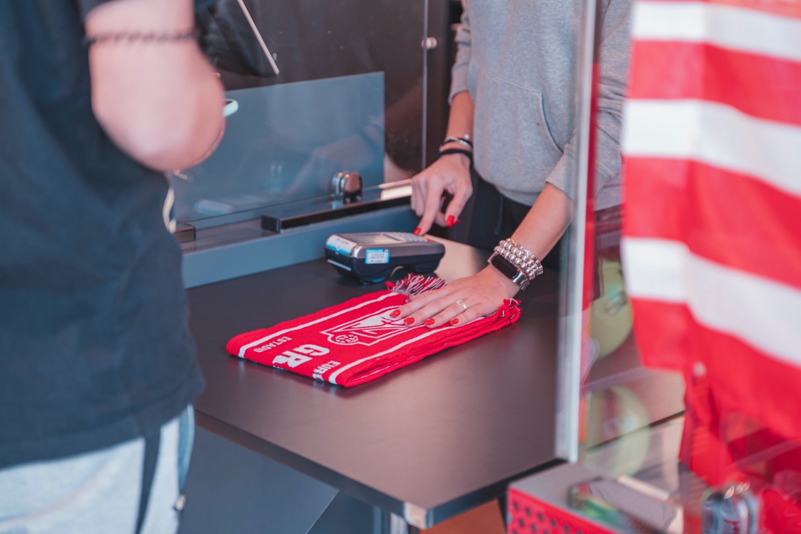 Colas en Los Cármenes para comprar el histórico objeto de coleccionista