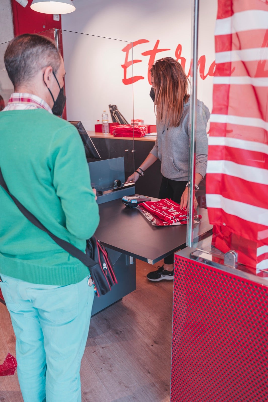 Colas en Los Cármenes para comprar el histórico objeto de coleccionista