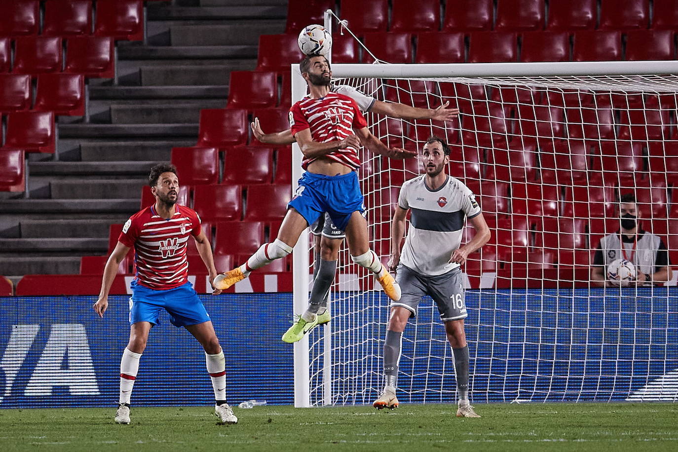 Gonalons despeja un balón de cabeza frente al Locomotive. 
