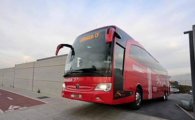 El autobús del Granada saliendo de la Ciudad Deportiva. 