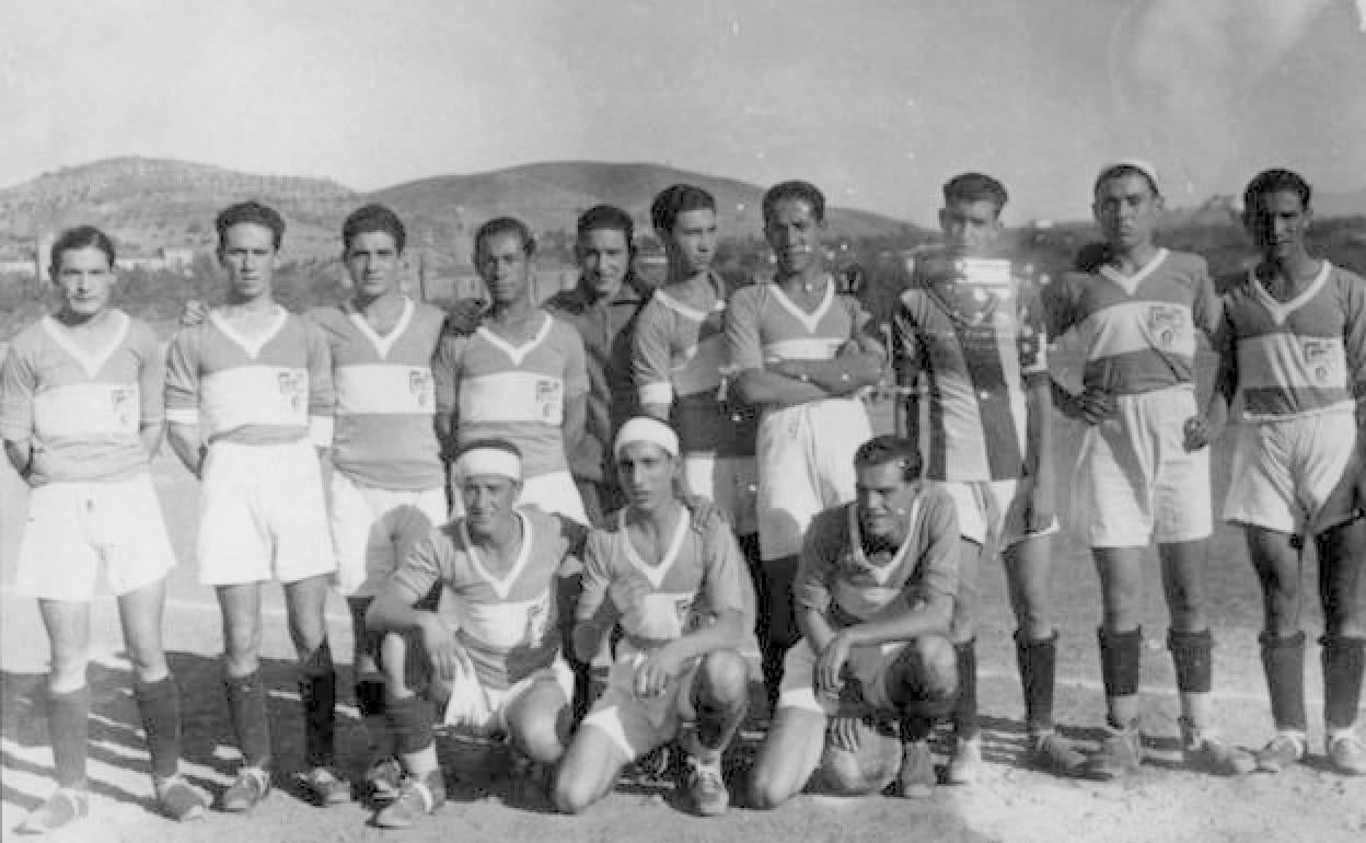Alineación de los 'diablillos rojos', que eran filial del Recreativo y les entrenaba Antonio Bombillar. 