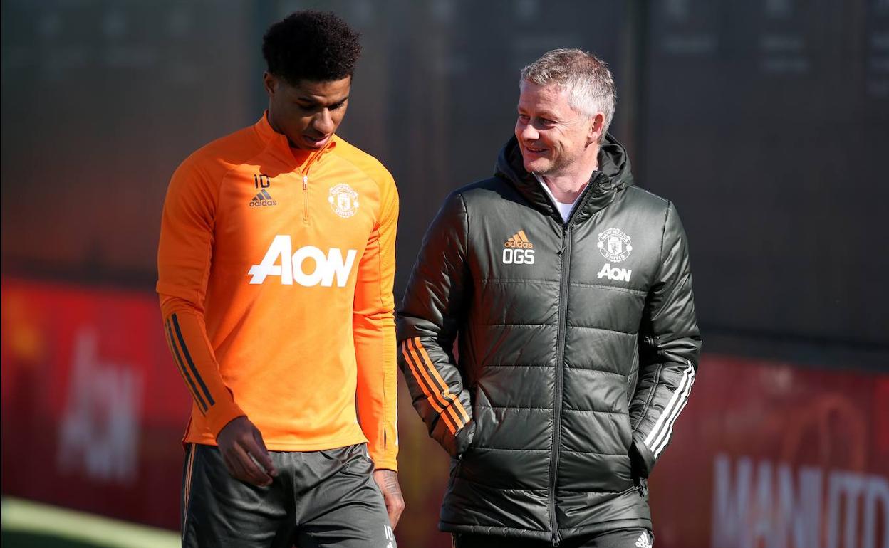 Rashfrod conversa con Solskjaer antes de un entrenamiento. 