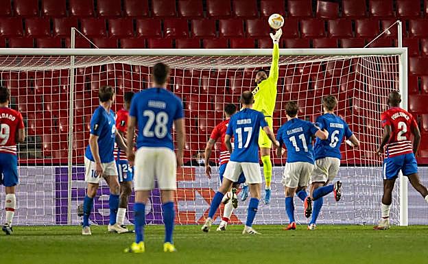 Rui Silva desvía un balón en la ida con el Molde. 