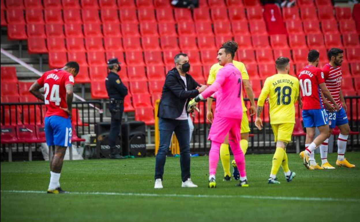 Diego Martínez felicitó uno a uno a los jugadores del Villarreal pese a que Unai Emery le ignoró. 