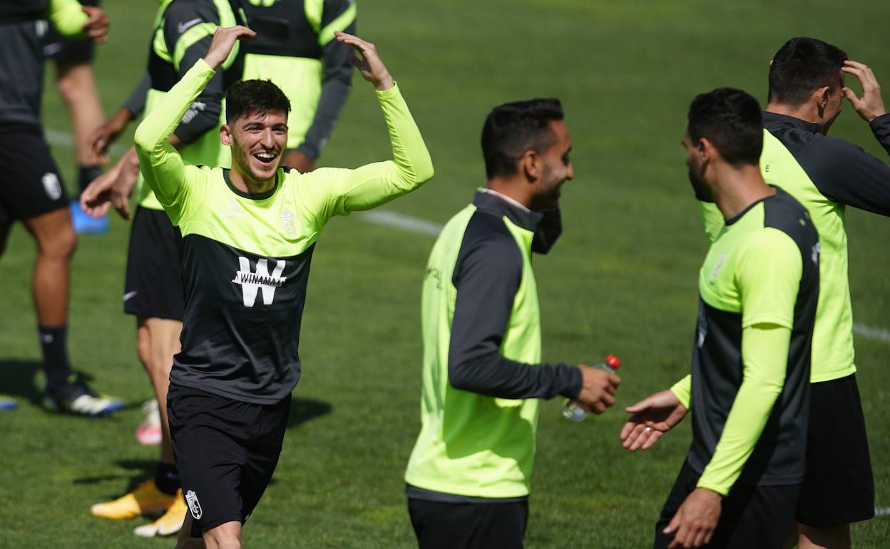 Carlos Neva, bromista el lunes durante el entreno.