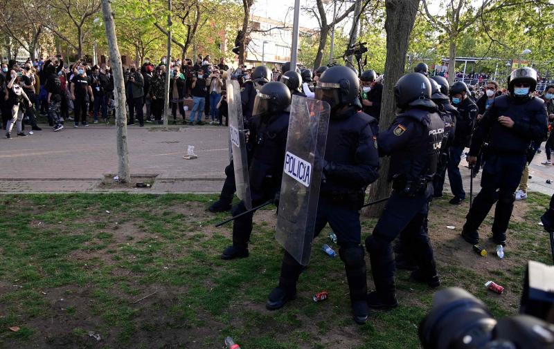 Cargas policiales durante el acto electoral de Vox en Vallecas.