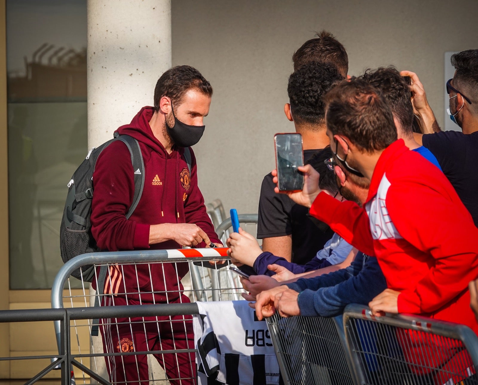 Los 'diablos rojos' aterrizan en la capital para el duelo de cuartos de final de la Europa League contra el Granada CF