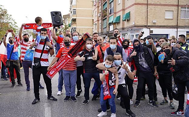 Un recibimiento masivo sin ninguna distancia de seguridad