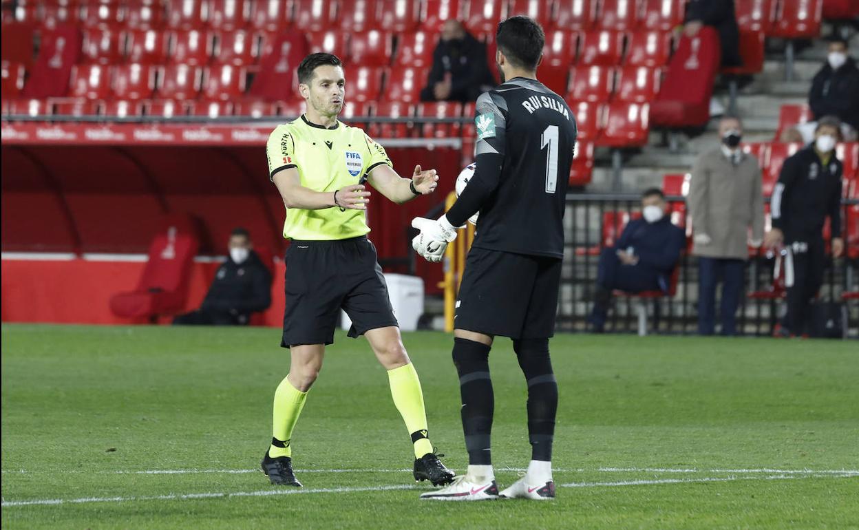Carlos del Cerro Grande pide a Rui Silva el balón en su último partido en Los Cármenes. 
