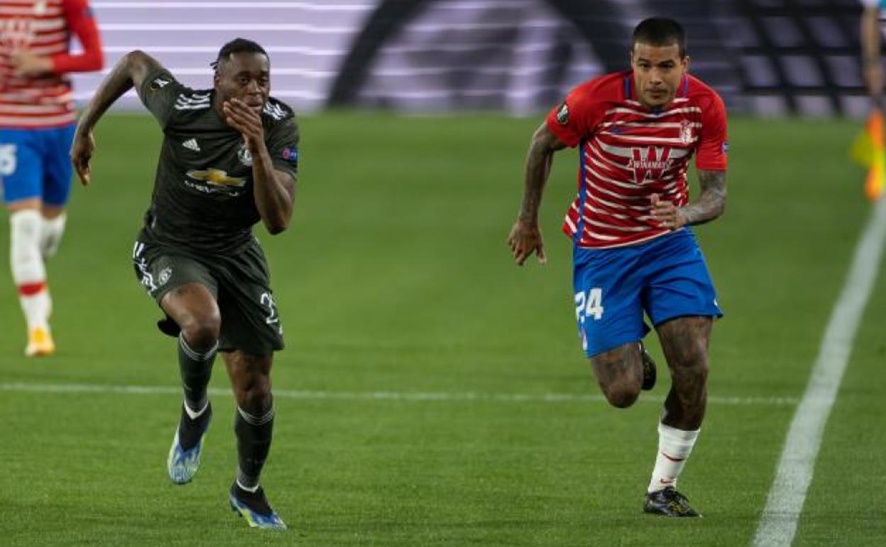 Wan Bissaka y Kenedy corren a por un balón. 